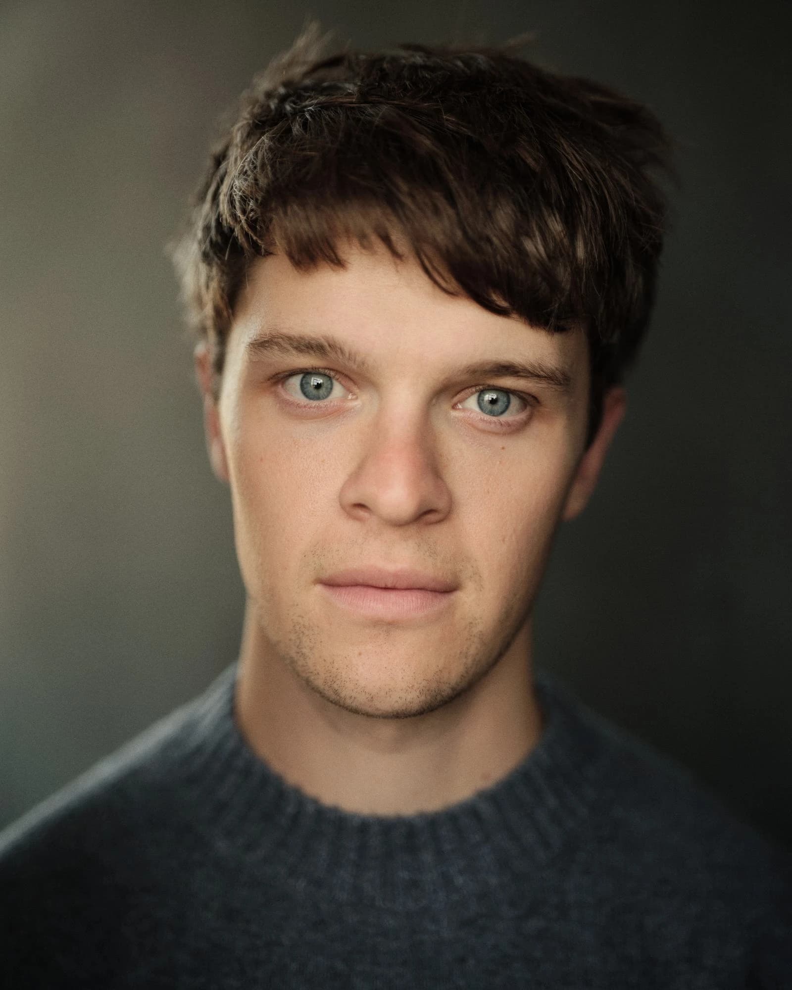 Retrato profissional do ator Jasper Talbot, escalado como James Potter.