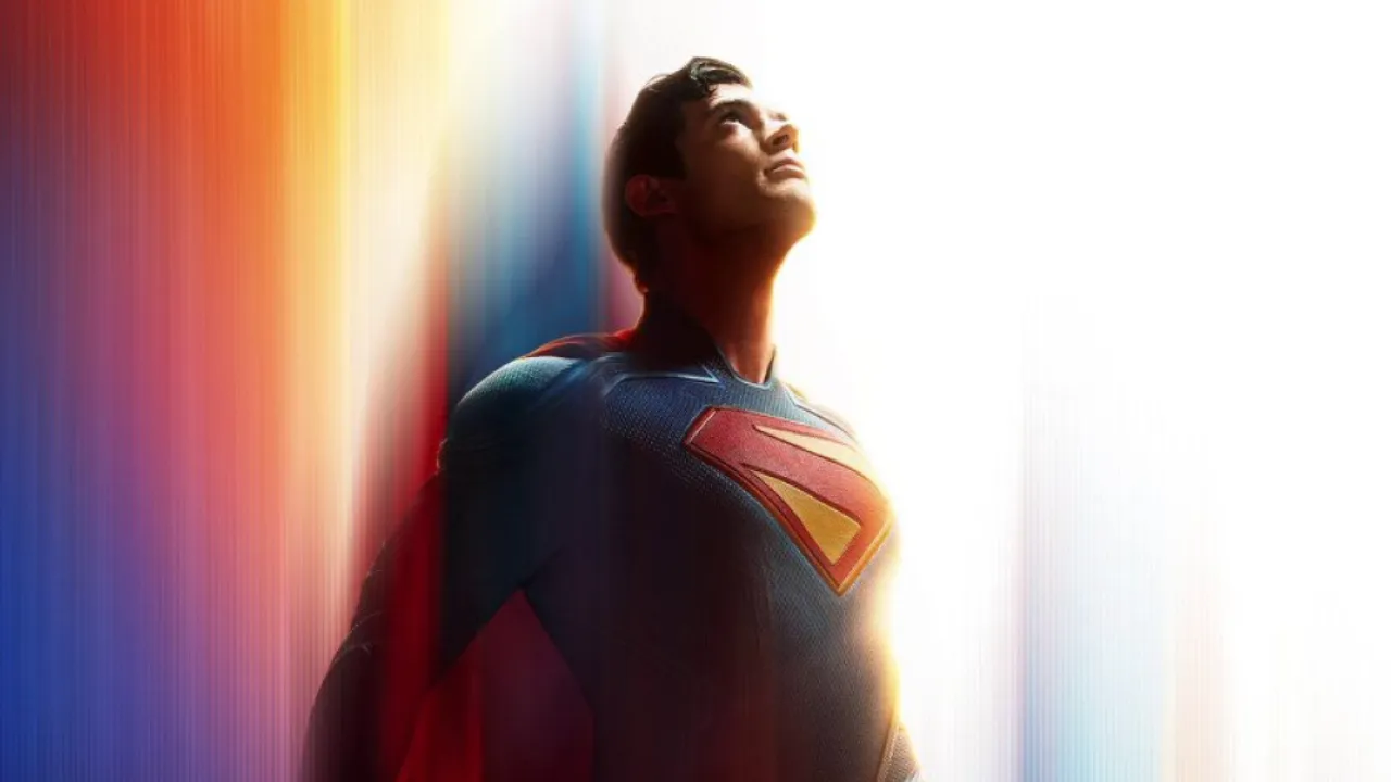 Matthew Lillard em destaque ao lado da identidade visual de Superman no universo cinematográfico da DC.